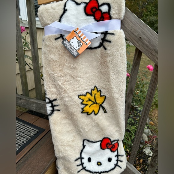 Hello Kitty Fall leaves throw blanket - Picture 2 of 3